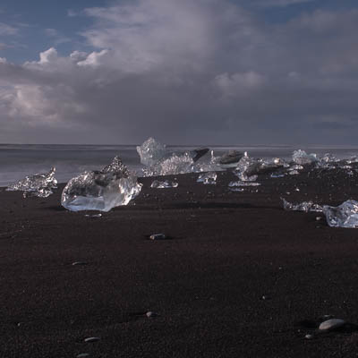 Eisblöcke im schwarzen Sand