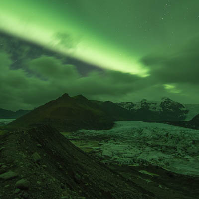 Nordlichter über einem Gletscher