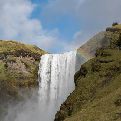 Wasserfall mit Regenbogen