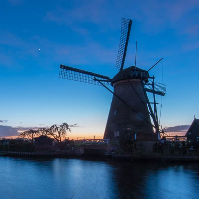 Windmühlen in Kinderdijk bei Dämmerung